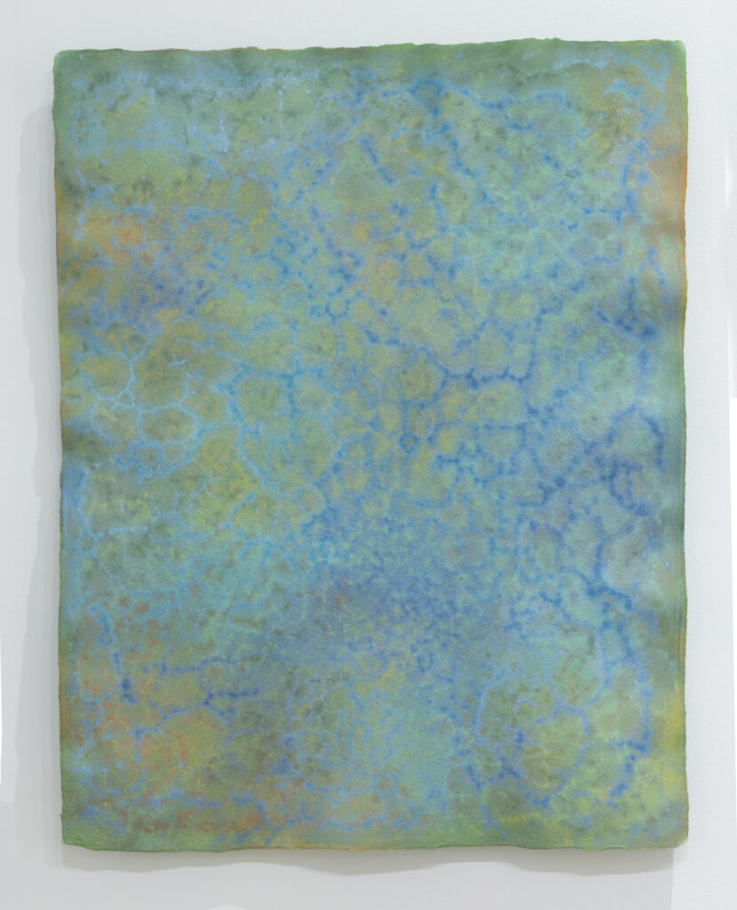Écume no 1 (Molinari)
Mousse d’acrylique sur papier de toile de coton recyclée fait à la main
56 x 46 cm, 2023
